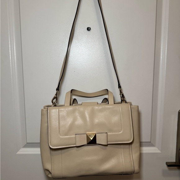 Elegant Cream Handbag - Picture 2 of 6